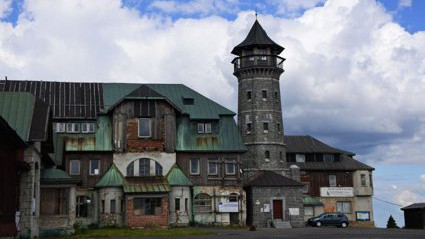 Klínovec - chátrající hotel na nejvyšším vrcholu Krušných hor